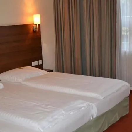 Plaza Hotel 3*